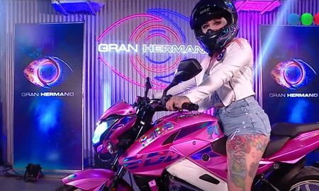 Katia “La Tana” Fenocchio presentó su primera canción, “La Tana de la Matanza”, con un videoclip donde participan excompañeros de Gran Hermano. Katia “La Tana” Fenocchio presentó su primera canción, “La Tana de la Matanza”, con un videoclip donde participan excompañeros de Gran Hermano.