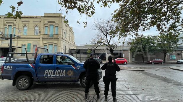 Móviles del Grupo de Operaciones Especiales (GOE) y del Cuerpo Guardia Infantería custodió las inmediaciones del Cullen durante la internación del capo narco.