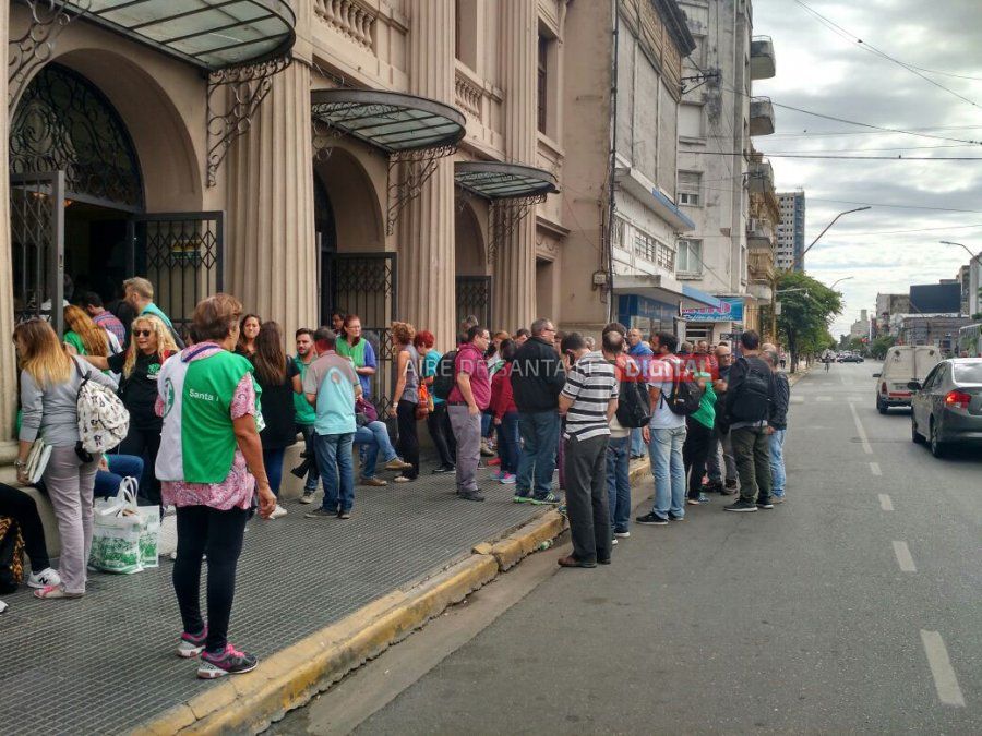 Estatales definen su aval o rechazo a la propuesta salarial