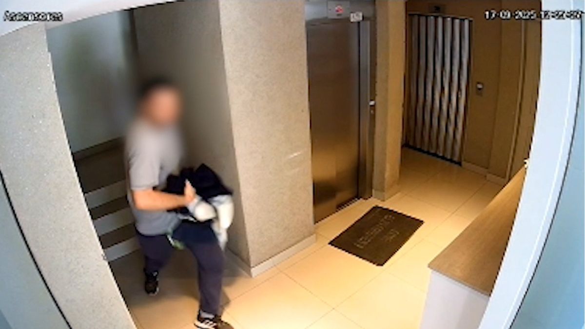 El momento en que el hombre huye del edificio corriendo