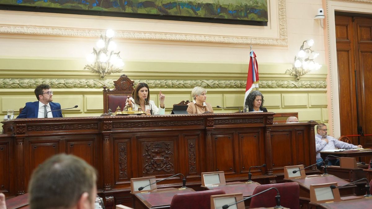El jueves 25 de septiembre, la Cámara de Diputadas y Diputados de Santa Fe celebró su octava sesión ordinaria del 143° período, presidida por Clara García. El jueves 25 de septiembre, la Cámara de Diputadas y Diputados de Santa Fe celebró su octava sesión ordinaria del 143° período, presidida por Clara García.