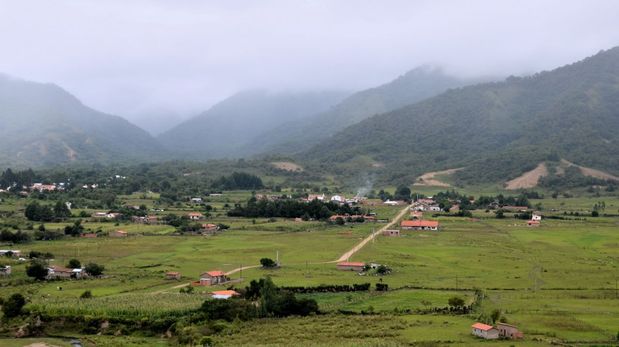 La estrecha dependencia comercial con la ciudad boliviana de Bermejo impulsó un fluido intercambio cultural que define la identidad, la gastronomía y los modismos de los habitantes locales.