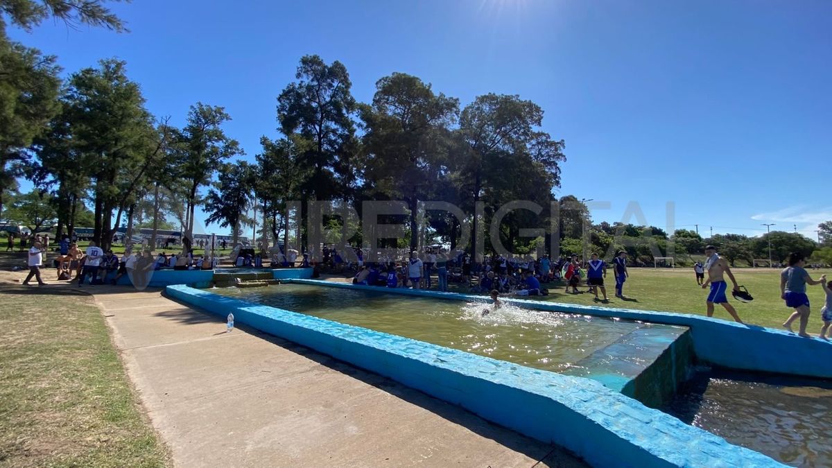 Algunos hinchas de Vélez, aprovecharon los piletones del Parque del Sur para refrescarse. Algunos hinchas de Vélez, aprovecharon los piletones del Parque del Sur para refrescarse.