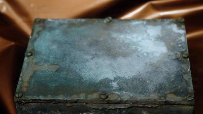 Video: encontraron en una 'cápsula del tiempo' negativos de foto, las revelaron y se terminó el misterio