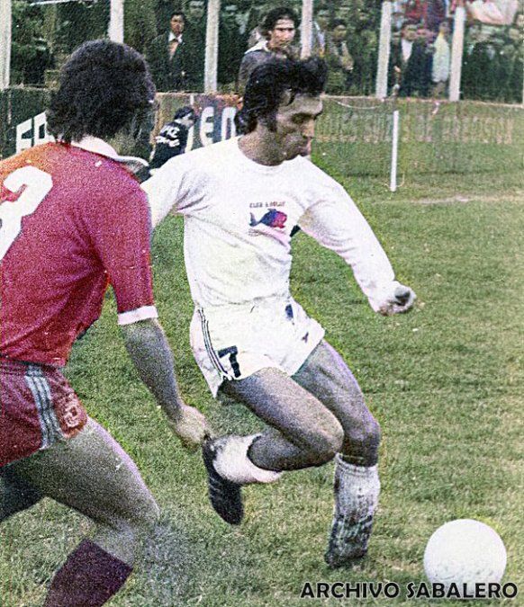 Juan Carlos López con la camiseta del "sabalito", en la victoria por 1 a 0 a Independiente, en el encuentro disputado en el Estadio 15 de Abril el 8 de agosto de 1976. Foto: Archivo Sabalero.