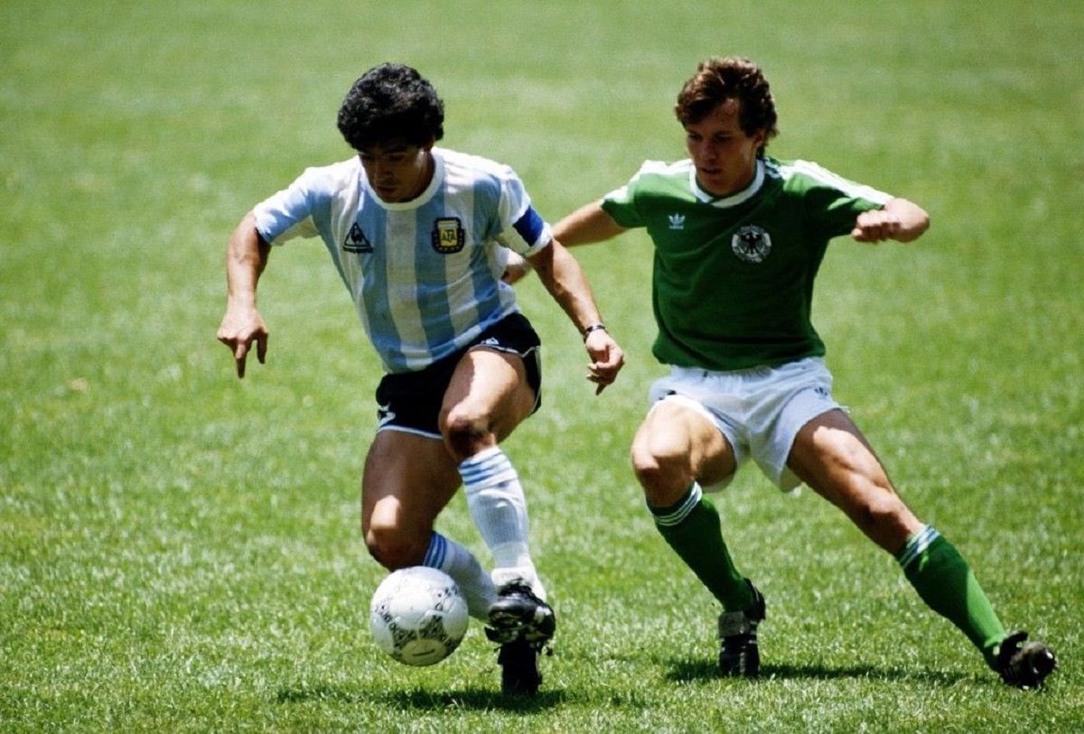 Lothar Matthäus marca a Diego Armando Maradona en la final del Mundial México 1986, donde Argentina se consagró campeón tras vencer a Alemania por 3-2.