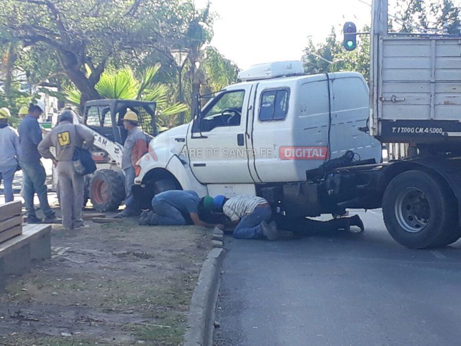 Camión se subió al cantero en pleno Boulevard santafesino