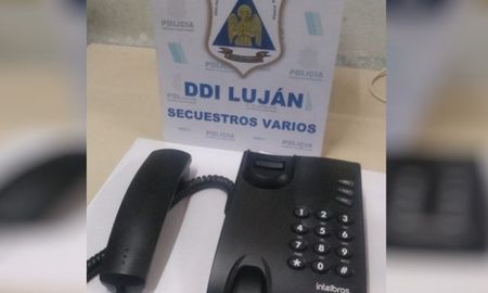 Para sorpresa del fiscal provincial Franco Carbone, que ordenó el procedimiento, en el procedimiento encontraron un teléfono de línea. Para sorpresa del fiscal provincial Franco Carbone, que ordenó el procedimiento, en el procedimiento encontraron un teléfono de línea.