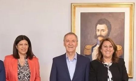 El Socialismo avanza en un acuerdo con el mandatario cordobés Juan Schiaretti y busca replicar el frente de frentes. El Socialismo avanza en un acuerdo con el mandatario cordobés Juan Schiaretti y busca replicar el frente de frentes.