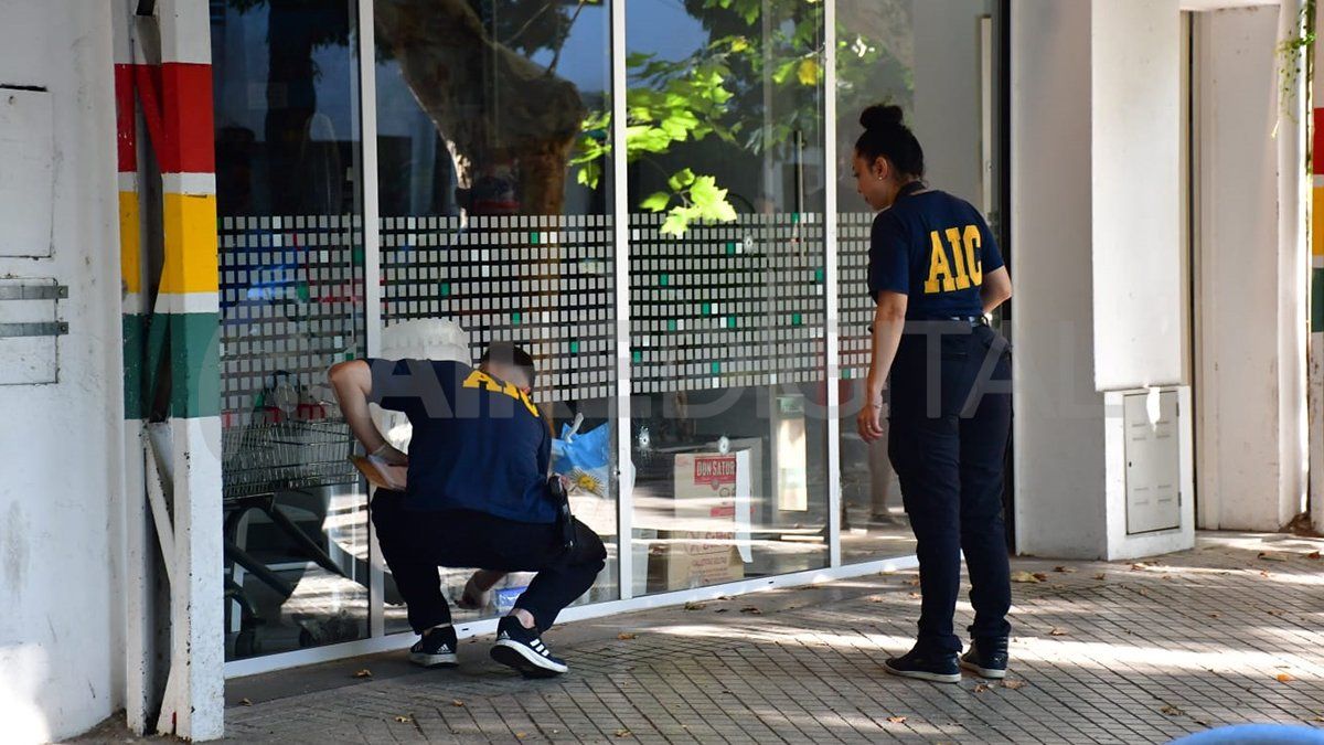 Peritos de la AIC contabilizaron&nbsp; 14 disparos en el frente del supermercado.&nbsp;
