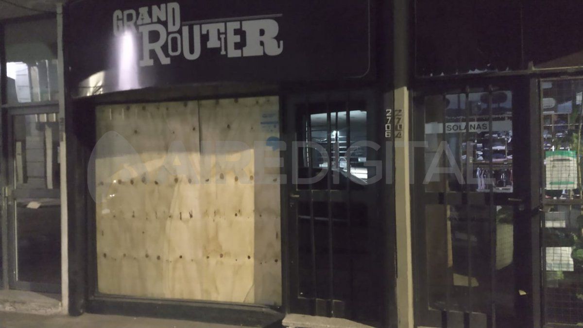 Los dos detenidos rompieron la vidriera y entraron a robar a una verdulería ubicada en 25 de Mayo y Eva Perón. 