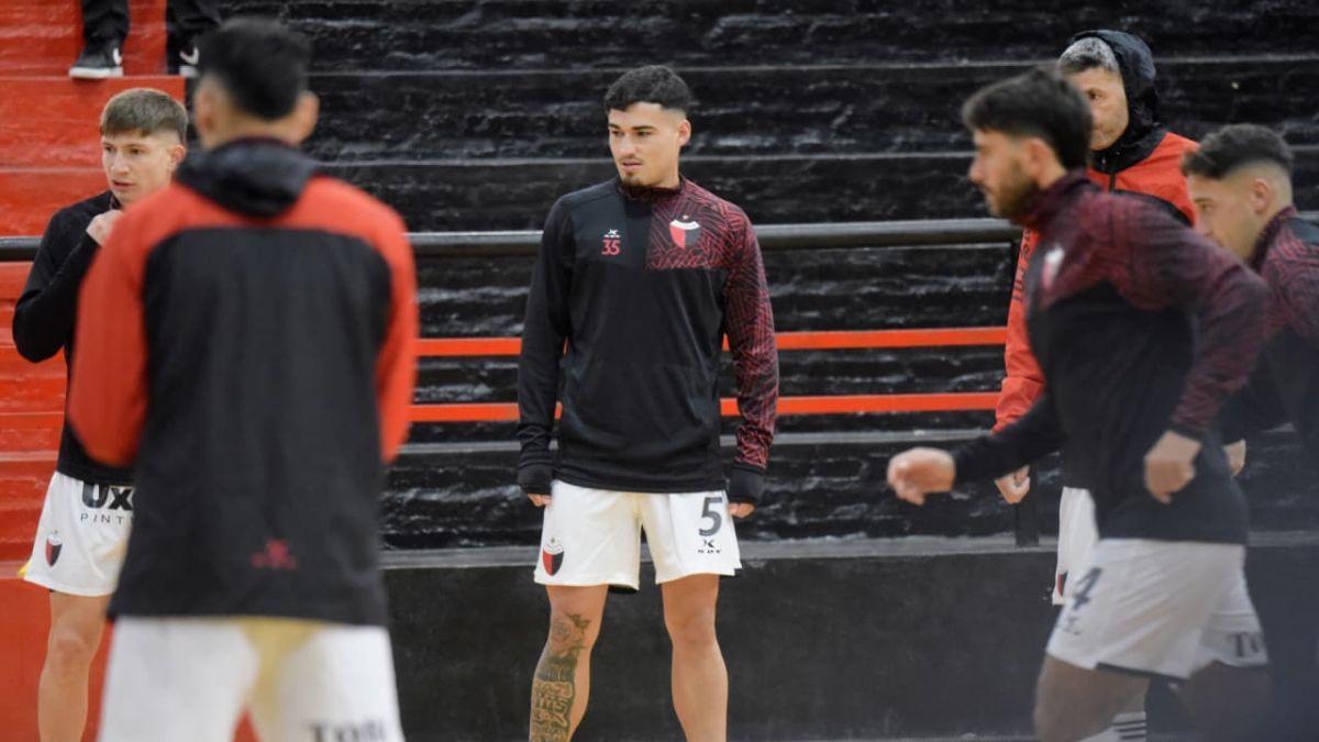 La entrada en calor de Colón antes de enfrentar a Gimnasia de Mendoza.