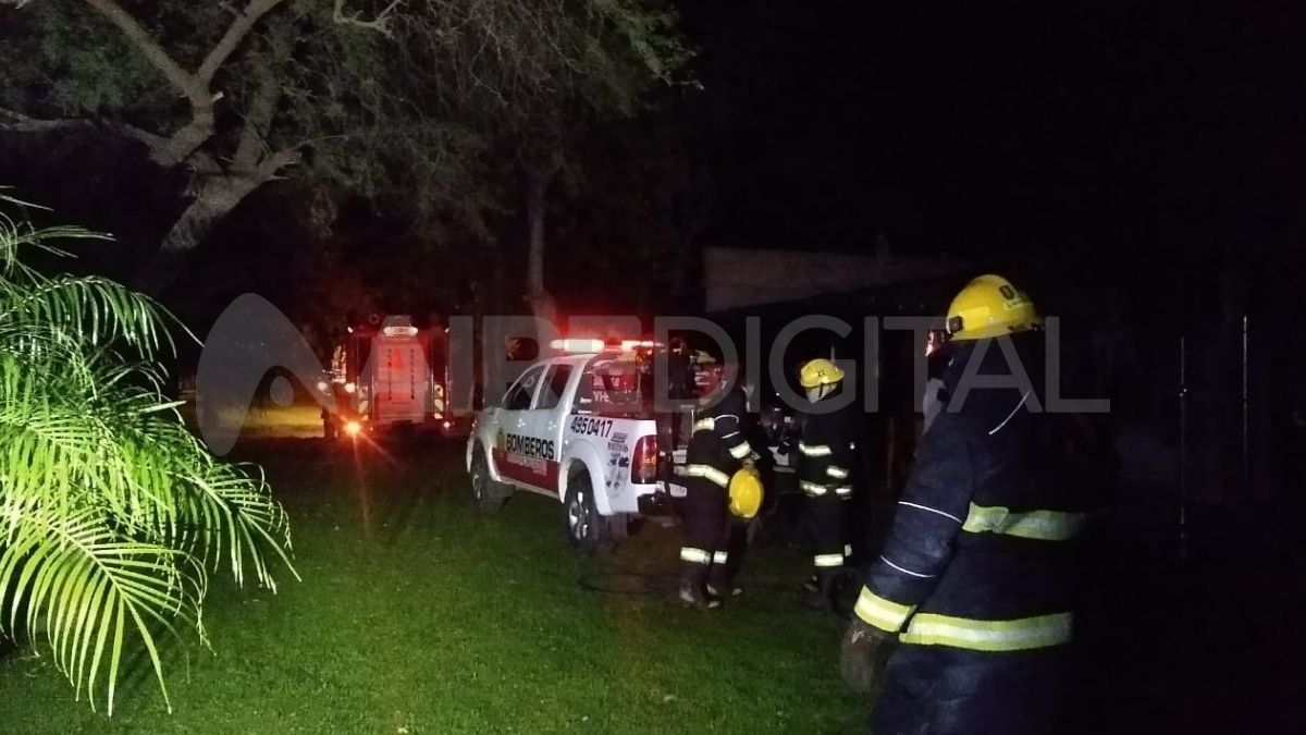Incendiaron y robaron en una casa quinta de Sauce Viejo. Fotos Bomberos Sauce Viejo.