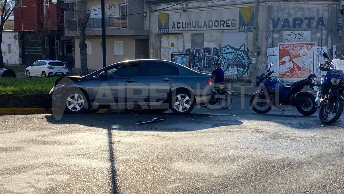 Tras el choque entre los dos autos, el Honda Civic se incrustó en un cantero. Tras el choque entre los dos autos, el Honda Civic se incrustó en un cantero.