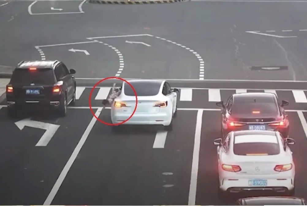 Video: una niña se cayó por la ventanilla del auto y quedó tirada sin que sus padres lo noten