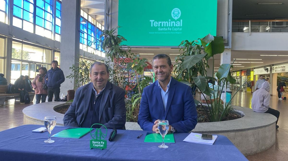 El intendente Juan Pablo Poletti junto al secretario de Gobierno, Sebastián Mastropaolo encabezaron el acto del nuevo SEOM en Santa Fe. El intendente Juan Pablo Poletti junto al secretario de Gobierno, Sebastián Mastropaolo encabezaron el acto del nuevo SEOM en Santa Fe.
