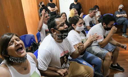 Desahogo. Los familiares de las víctimas tras escuchar la sentencia condenatoria del tribunal.&nbsp;