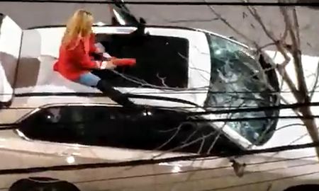 Con total saña, la mujer se subió al techo del vehículo para seguir destruyendo la carrocería. Con total saña, la mujer se subió al techo del vehículo para seguir destruyendo la carrocería.