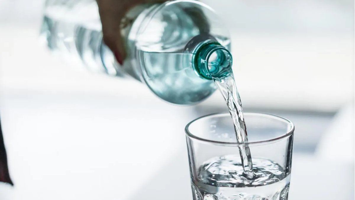 Una de las mejores maneras de desintoxicarse o de salir de una resaca, es consumiendo agua.