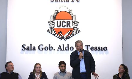 El primero en proponer un frente de frentes no peronista fue el actual presidente de la UCR santafesina, Carlos Fascendini. El primero en proponer un frente de frentes no peronista fue el actual presidente de la UCR santafesina, Carlos Fascendini.