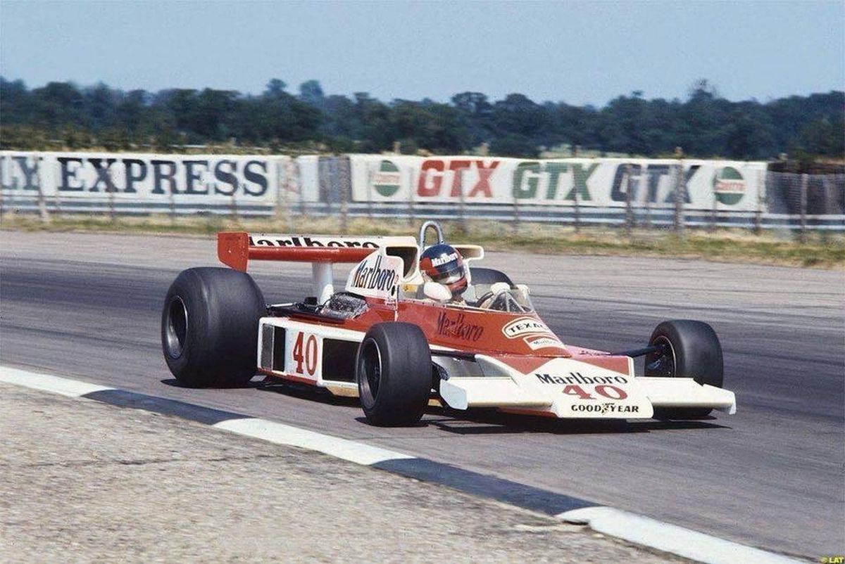 El 16 de julio de 1977, debutó en el Fórmula 1 en el GP de Gran Bretaña, en el legendario trazado de Silverstone. Con el McLaren M23-Cosworth N° 40 de la temporada anterior, Villeneuve –quien largó desde la 9ª posición– tuvo un buen desempeño en la carrera, ya que arribó 11°.