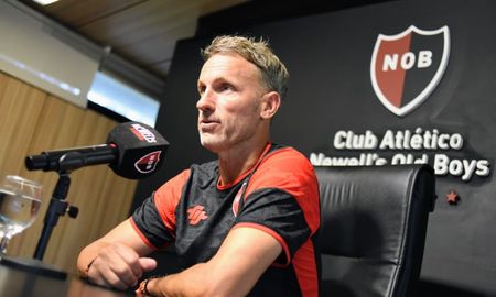 Lucas Bernardi fue presentado como DT de Newells y no descarta dirigir contra Rosario Central Lucas Bernardi fue presentado como DT de Newells y no descarta dirigir contra Rosario Central