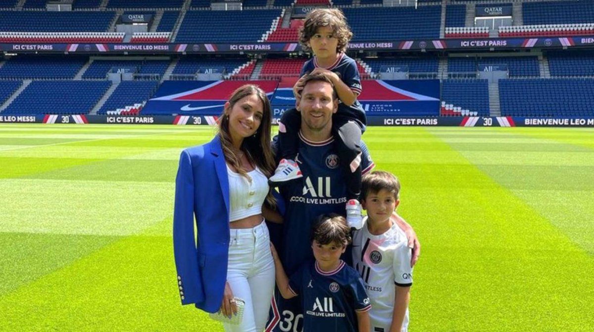 Messi y Antonela en la cancha del PSG.