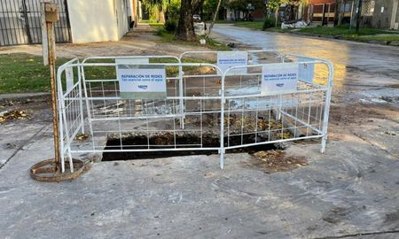 Colocaron un corralito y comenzaron a arreglar el caño roto en barrio Sargento Cabral. Colocaron un corralito y comenzaron a arreglar el caño roto en barrio Sargento Cabral.