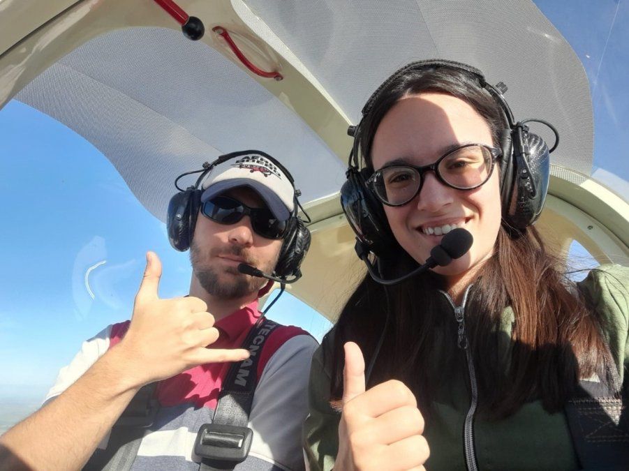 Abigail al mando del Tecnam P2002 Sierra LV-S072 del Aeroclub Sunchales, junto con Agustín Piumetti, el instructor que la presentó para rendir el examen ante el inspector de la ANAC para obtener su licencia de Piloto Privado de Avión.