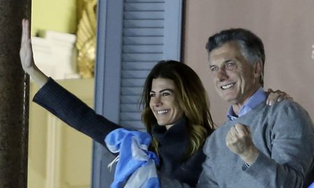 desde el balcon de la casa rosada, macri saludo y agradecio la movilizacion en apoyo a su reeleccion desde el balcon de la casa rosada, macri saludo y agradecio la movilizacion en apoyo a su reeleccion
