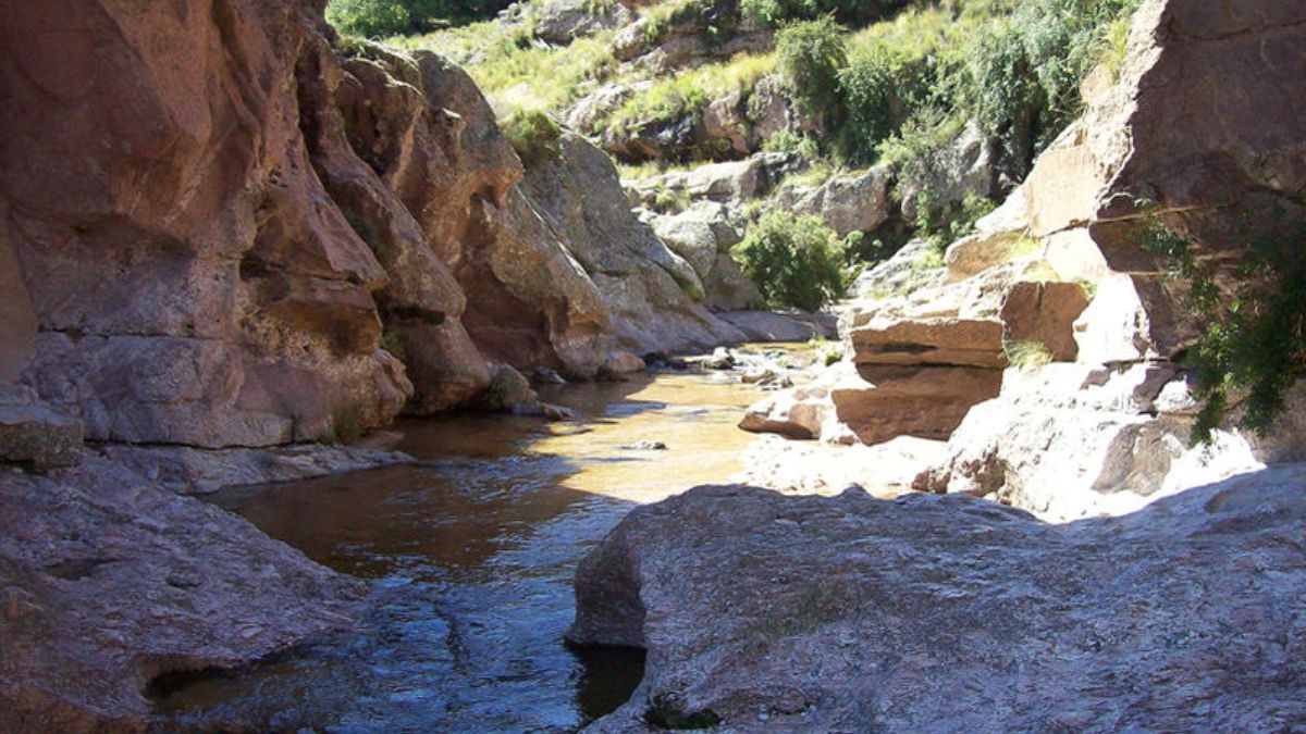 Oculto entre las montañas de Los Gigantes, el río Yuspe nace en lo alto de las sierras y es perfecto para descansar. Oculto entre las montañas de Los Gigantes, el río Yuspe nace en lo alto de las sierras y es perfecto para descansar.