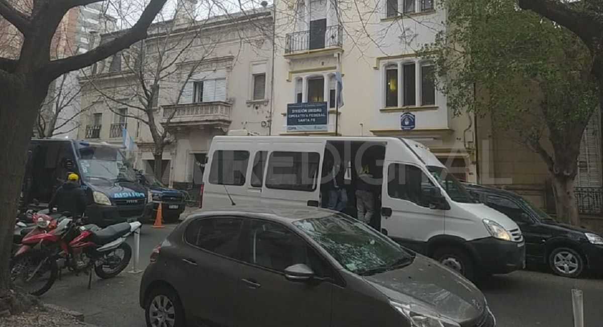 Tanto el cabecilla como otros detenidos en la misma causa fueron trasladados a la sede de la PFA Santa Fe. Tanto el cabecilla como otros detenidos en la misma causa fueron trasladados a la sede de la PFA Santa Fe.