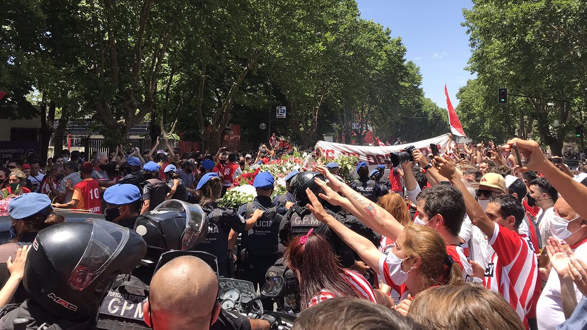 Cientos de hinchas de Estudiantes (LP) despidió a Alejandro Sabella.