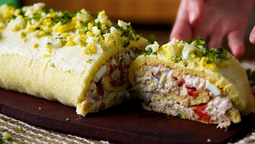 altText(Cómo hacer pionono relleno de atún para Navidad)}