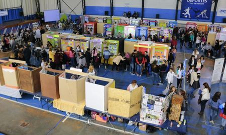Un adolescente quedó internado en terapia intensiva tras sufrir graves quemaduras en una feria de ciencias. Un adolescente quedó internado en terapia intensiva tras sufrir graves quemaduras en una feria de ciencias.