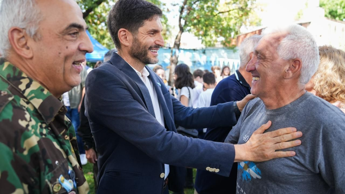 El gobernador Maximiliano Pullaro visit&oacute; en Rosario a excombatientes.