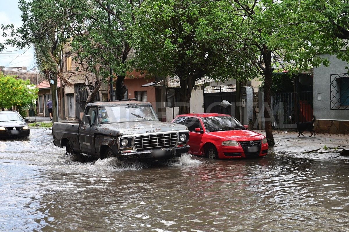 El agua provocó el anegamiento en varias calles de la ciudad de Santa Fe. El agua provocó el anegamiento en varias calles de la ciudad de Santa Fe.