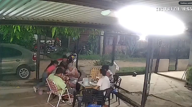 Video: cayó un rayo cerca de una familia que tomaba mate al aire libre.