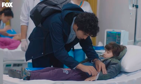 En Turquía los capítulos duran poco más de 2 horas y en el caso de Doctor Milagro, el crossover está contextualizado en la etapa que Ali Vefa fue sacado de Cirugía y trasladado a Patología. En Turquía los capítulos duran poco más de 2 horas y en el caso de Doctor Milagro, el crossover está contextualizado en la etapa que Ali Vefa fue sacado de Cirugía y trasladado a Patología.