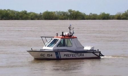 Cuatro amigos cayeron al agua cuando navegaban cerca de un club náutico en el río Paraná. Uno logró ponerse a salvo y fue hospitalizado. Cuatro amigos cayeron al agua cuando navegaban cerca de un club náutico en el río Paraná. Uno logró ponerse a salvo y fue hospitalizado.