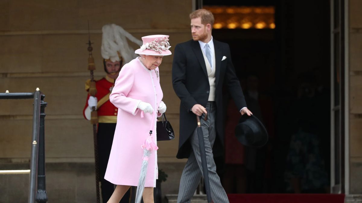 El historiador Hugo Vickers revela en su nuevo libro las tácticas que usaba la monarca para evitar filtraciones.