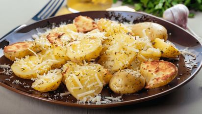 Cómo hacer papas al horno con ajo y queso: la receta fácil paso a paso