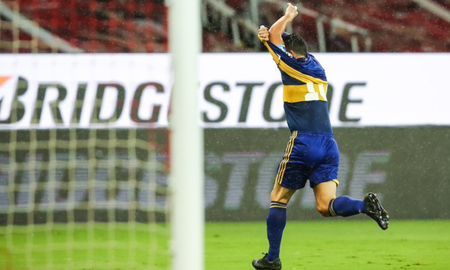 Con un gol de Carlos Tévez con dedicatoria a Diego Maradona, Boca venció en Brasil y jugará la revancha con ventaja en La Bombonera. Con un gol de Carlos Tévez con dedicatoria a Diego Maradona, Boca venció en Brasil y jugará la revancha con ventaja en La Bombonera.