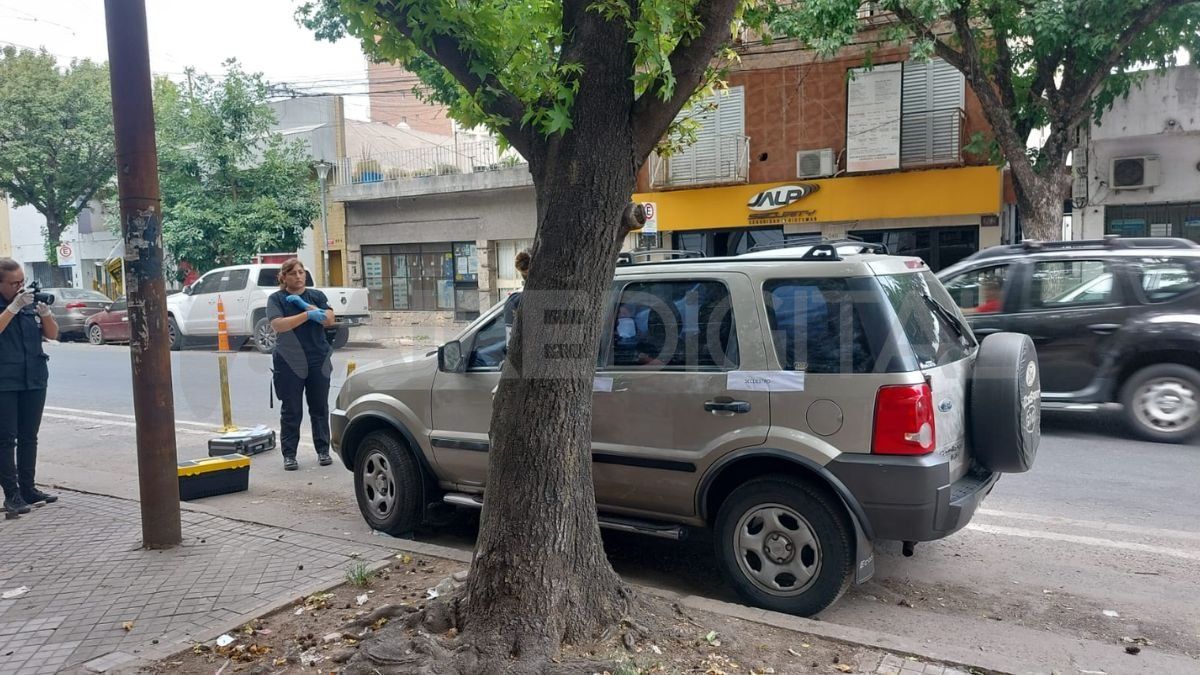 La camioneta robada fue hallada abandonada alrededor de las 22.30 de ayer, en la intersección de los Pasajes Brooke y 1860 ,del barrio El Triángulo, situado en la zona sudoeste de Rosario. La camioneta robada fue hallada abandonada alrededor de las 22.30 de ayer, en la intersección de los Pasajes Brooke y 1860 ,del barrio El Triángulo, situado en la zona sudoeste de Rosario.