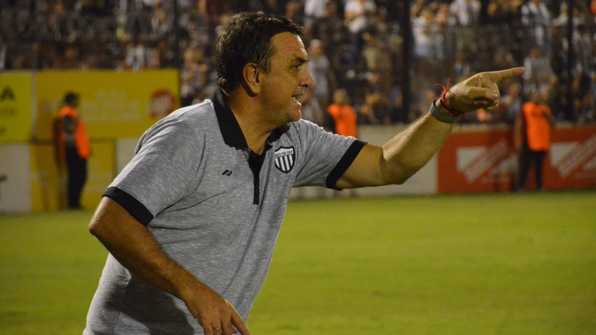 Chaco For Ever viajó a Tucumán sin la ropa del club: lo hizo bajo protesta.