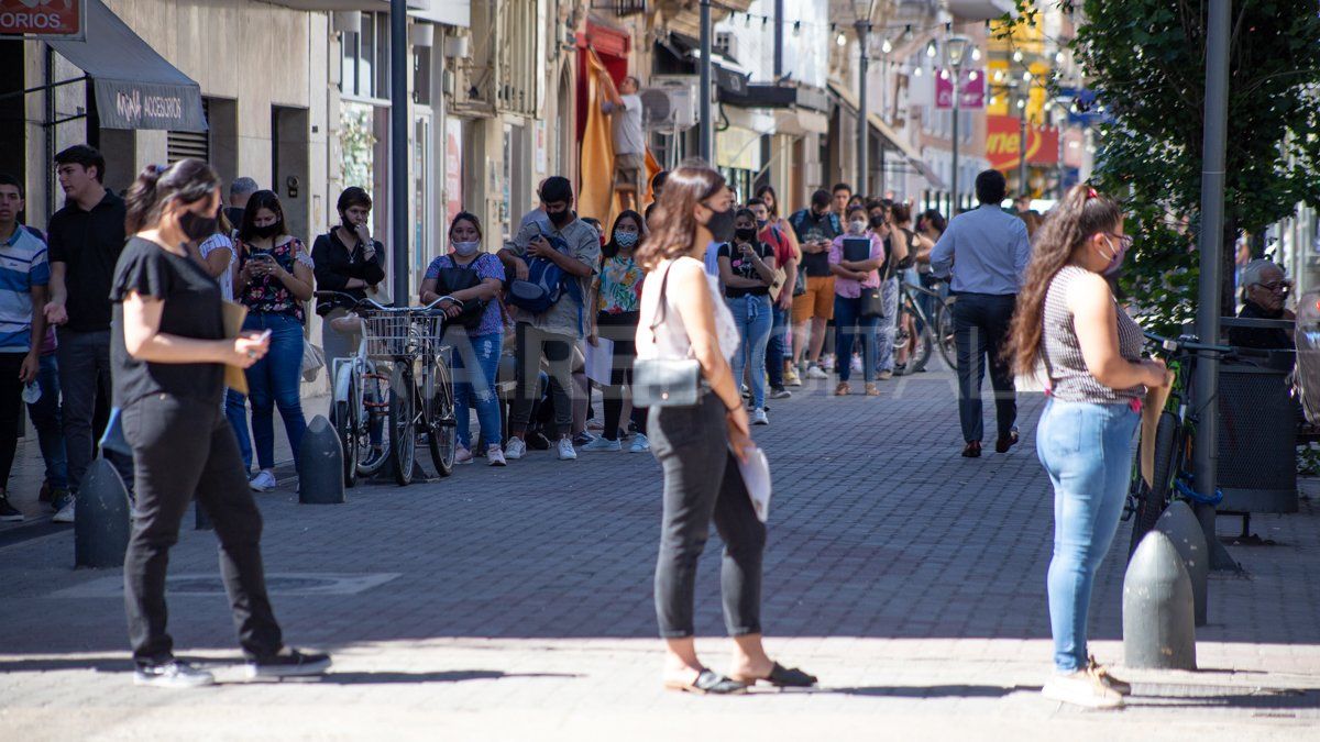 La fila comienza en la esquina de San Martín y Suipacha, y se extiende hasta la mitad de la calle Crespo.