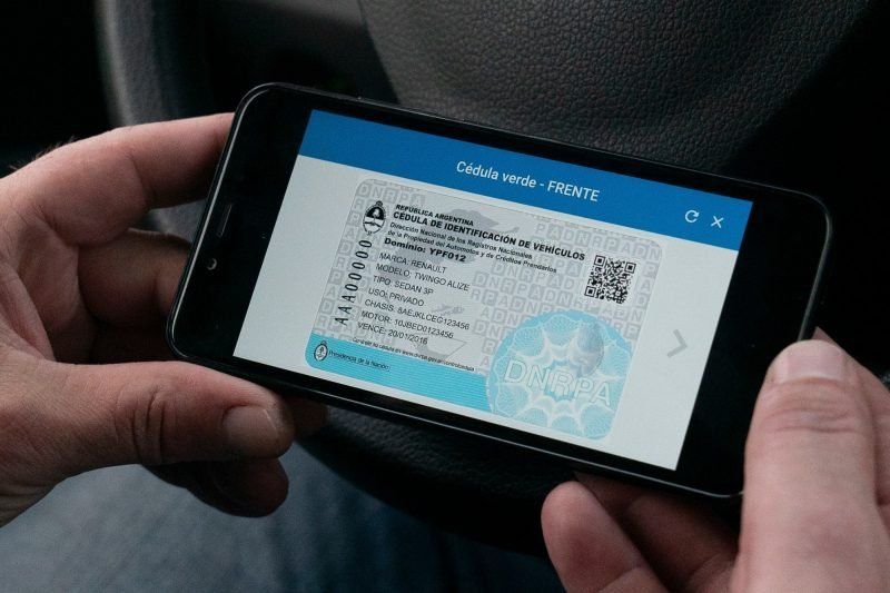 Rige la cédula azul digital: cómo autorizar a otra persona para conducir tu auto desde la app