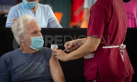 En Santa Fe, cerca del 95% de los mayores de 70 años ya está cubierto con un segundo refuerzo de la vacuna contra el covid. En Santa Fe, cerca del 95% de los mayores de 70 años ya está cubierto con un segundo refuerzo de la vacuna contra el covid.