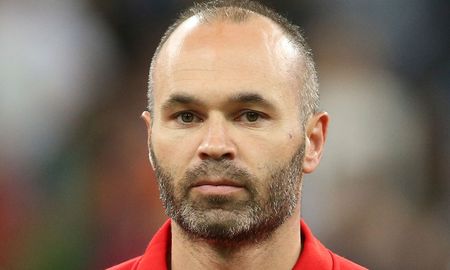 Desde Argentina intentan convencer a Andrés Iniesta para jugar en Argentinos Juniors. Desde Argentina intentan convencer a Andrés Iniesta para jugar en Argentinos Juniors.
