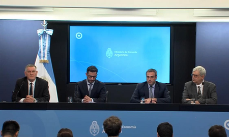 El anuncio fue realizado este martes en el Palacio de Hacienda por el titular de la flamante Unidad de Renegociación de Precios y director general de Aduanas, Guillermo Michel, en compañía del secretario de Comercio, Matías Tombolini, su par de Política Económica, Gabriel Rubinstein, y el administrador federal de Ingresos Públicos, (AFIP), Carlos Castagneto. El anuncio fue realizado este martes en el Palacio de Hacienda por el titular de la flamante Unidad de Renegociación de Precios y director general de Aduanas, Guillermo Michel, en compañía del secretario de Comercio, Matías Tombolini, su par de Política Económica, Gabriel Rubinstein, y el administrador federal de Ingresos Públicos, (AFIP), Carlos Castagneto.